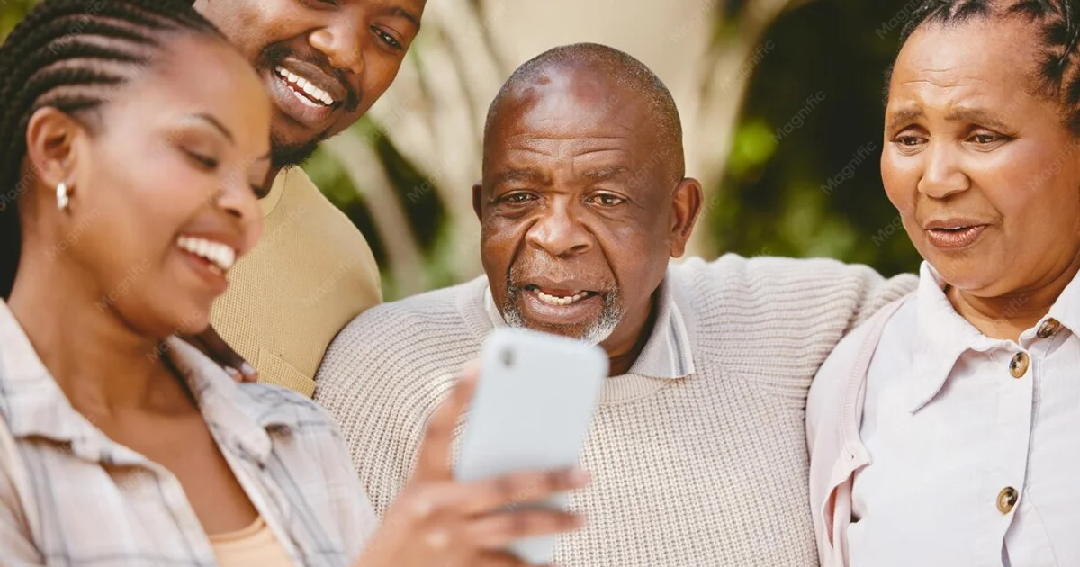 dad-takes-selfies-until-he-finds-perfect-one-shot-woman-showing-her-parents-something-her-cellphone