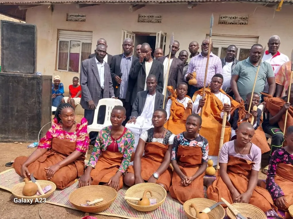 joseph-mbazzi-muguluma-and-family-in-traditional-barkcloth-spears-and-endeku-gourds