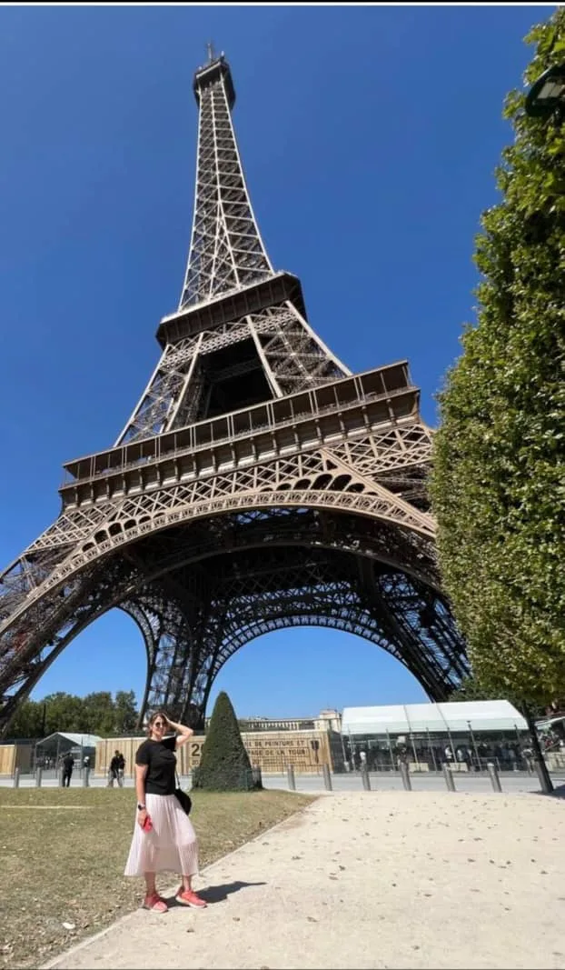 maria-karolinska-standing-by-the-eiffel-tower