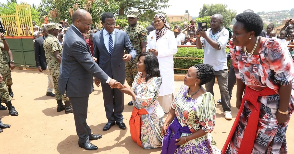 women-kneel-before-kabaka-to-greet